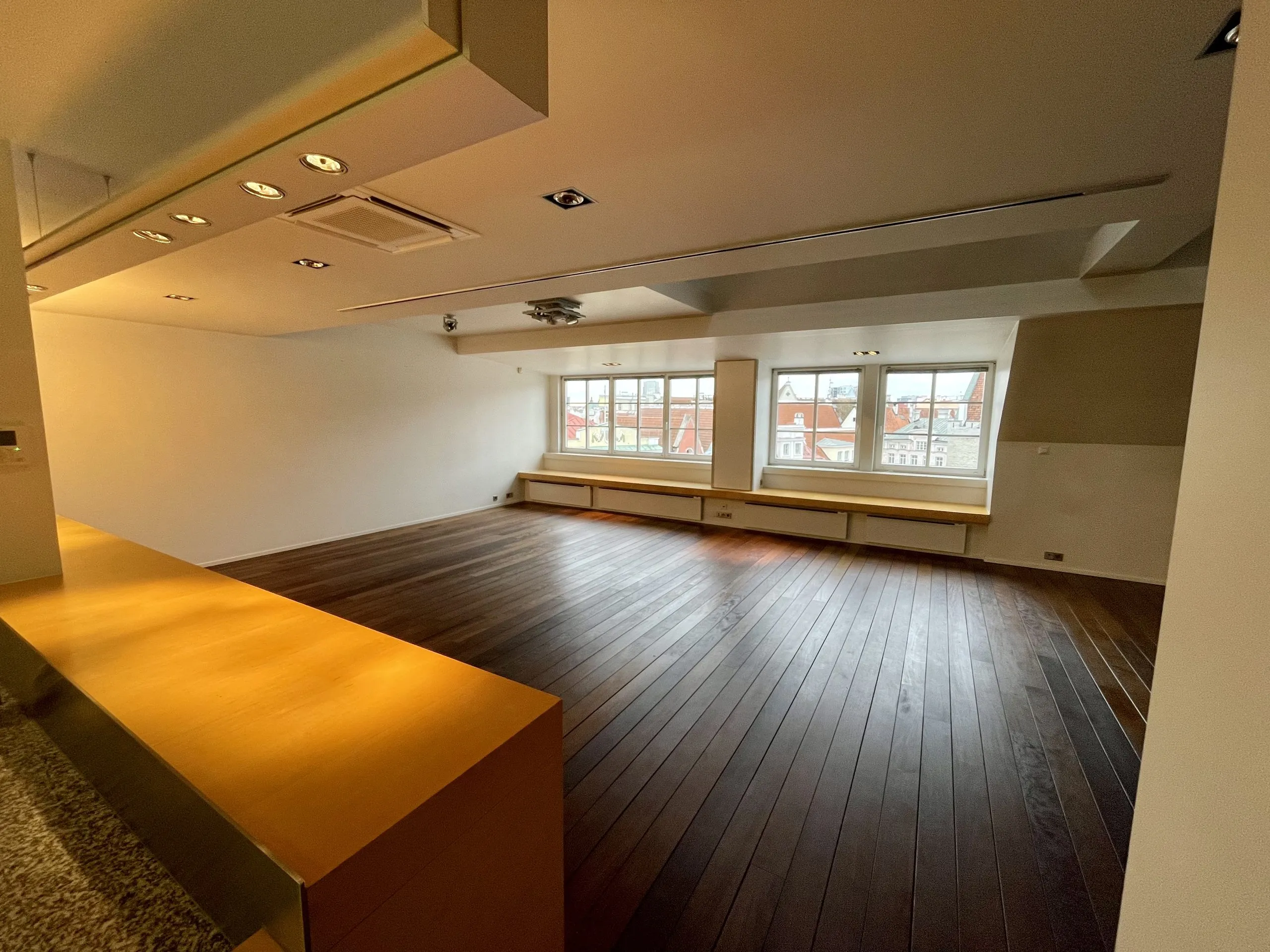 Raekoja penthouse, 9