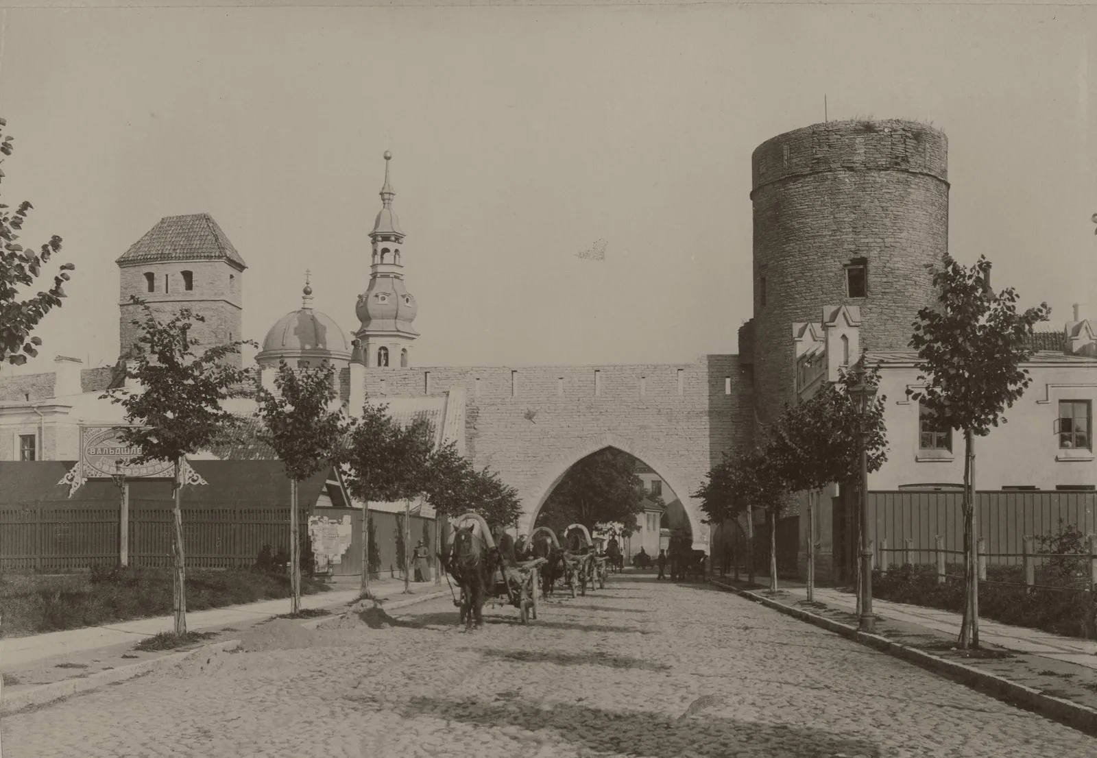 Tallinn Old Town, historical photograph: Kivi, lubi ja puit