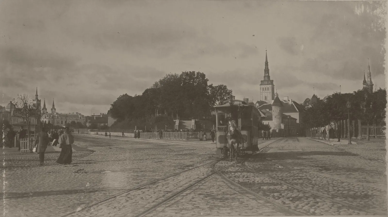 Tallinn Old Town, historical photograph: Hansalinn mere ääres